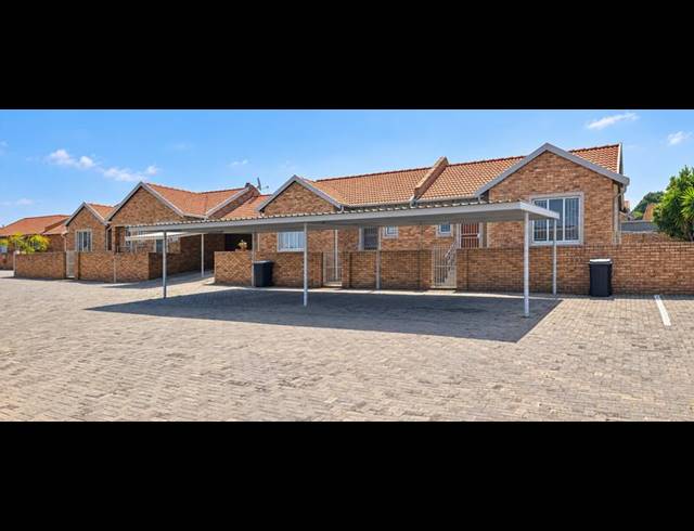 2 BEDROOM TOWNHOUSE FOR SALE IN KOSMOSDAL